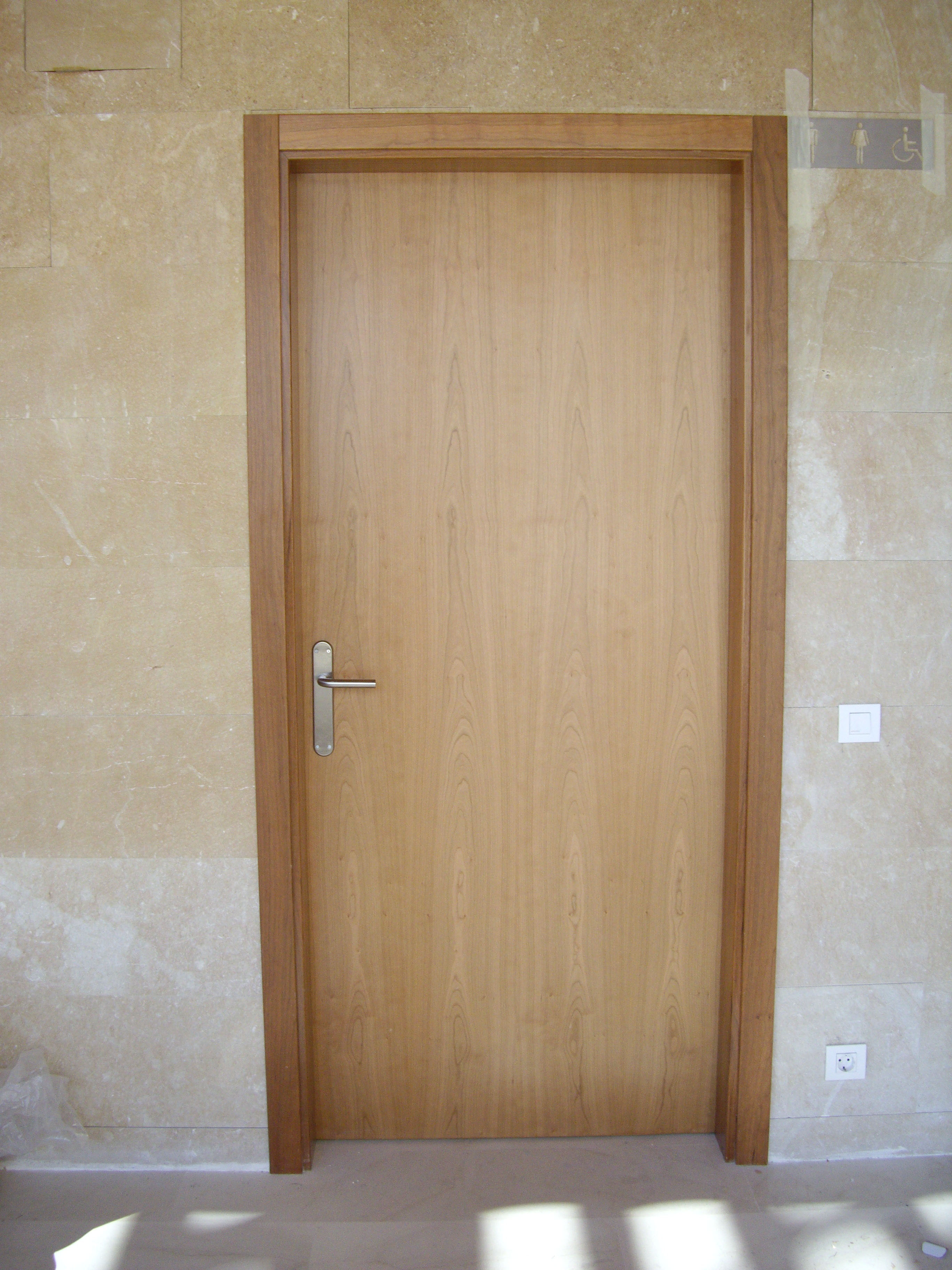 Puerta Madera Decorada Con Tachuelas Puerta Madera Decorada Con Tachuelas