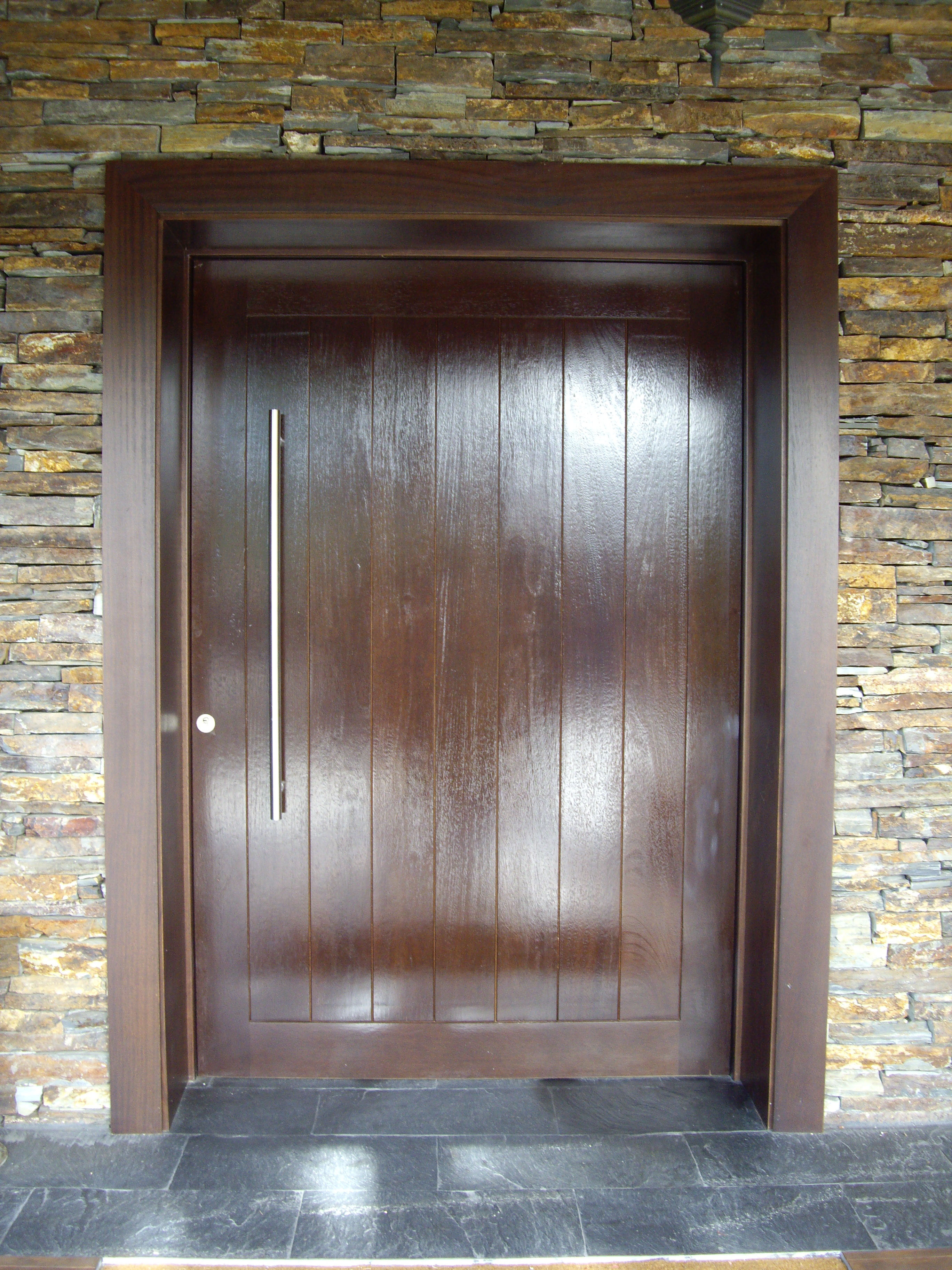 Puerta Madera Decorada Con Tachuelas Puerta Madera Decorada Con Tachuelas
